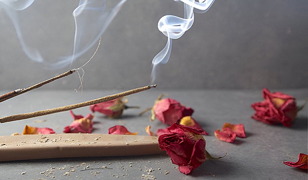 عود گل رز برای جذب عشق